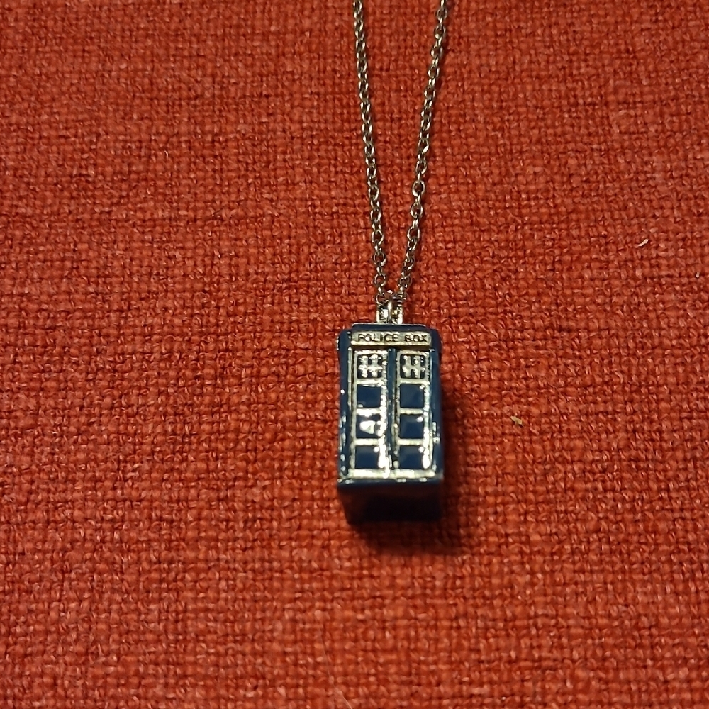 VINTAGE DR WHO BLUE TARDIS NECKLACE POLICE BOX BLUE GEM ON TOP